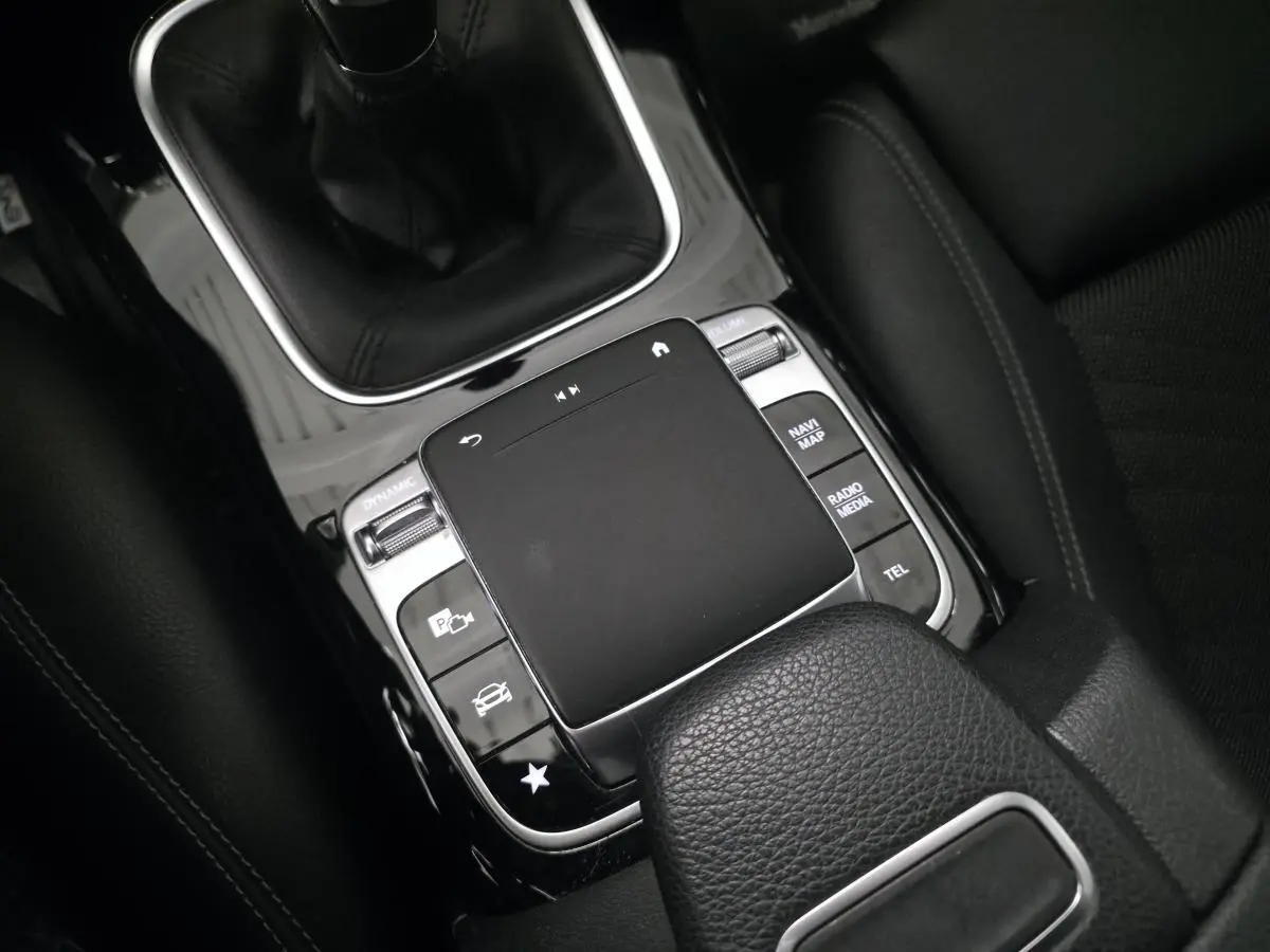 Gros plan sur le pavé tactile central et levier de vitesse cuir noir de la Mercedes Classe A 160 Style Line 2019.