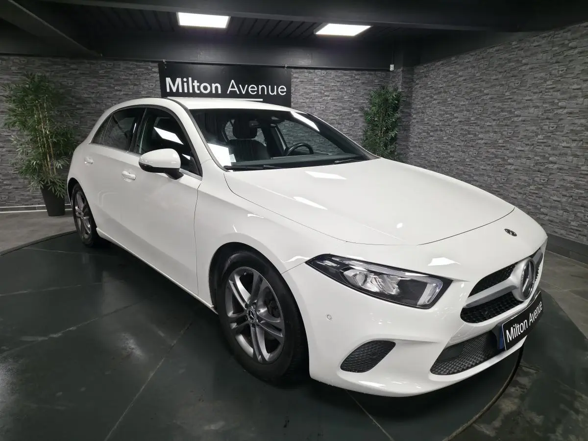 Vue 3/4 avant droite d'une Mercedes Classe A 160 Style Line blanche avec jantes alliage et calandre diamant.