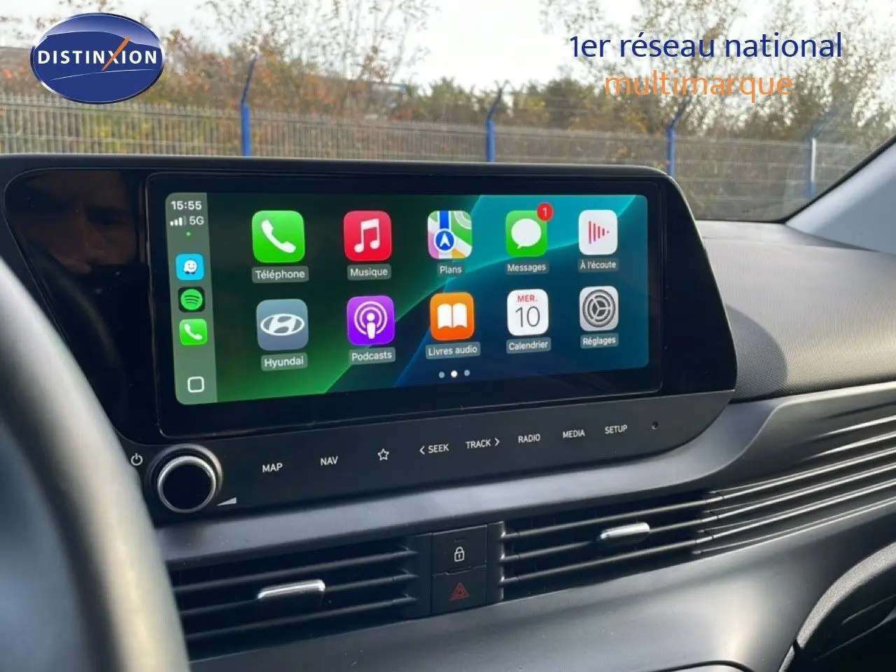 Vue intérieure du tableau de bord de la Hyundai i20 2025, écran tactile affichant les applications connectées.