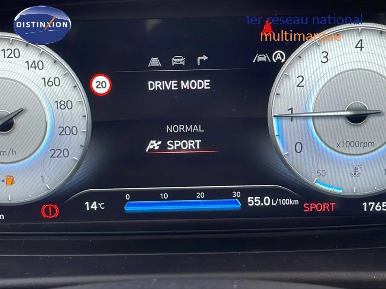 Vue rapprochée du tableau de bord numérique de la Hyundai i20 bleu vibrant métal, affichant le mode de conduite Sport.