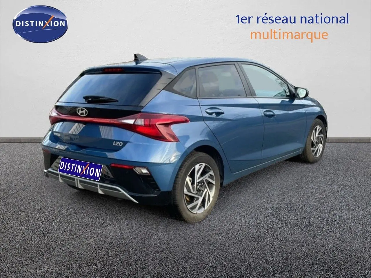 Vue 3/4 arrière droite d'une Hyundai i20 2025 bleu vibrant metal avec feux LED et jantes alliage distinctives.