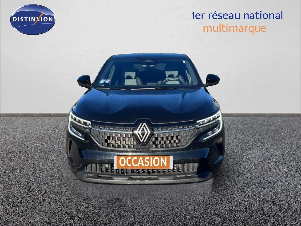 Vue avant d'un Renault Austral noir étoile métal 2023 avec calandre distinctive et logo central lumineux.