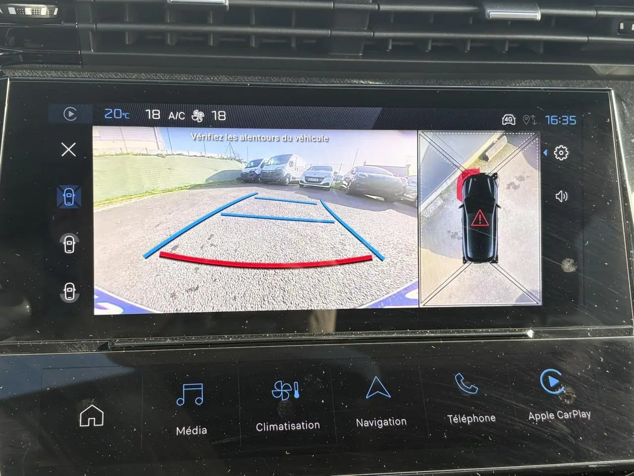 Écran tactile du système multimédia montrant la caméra 360° et la vue arrière du Peugeot 308 Hybrid bleu Obsession.