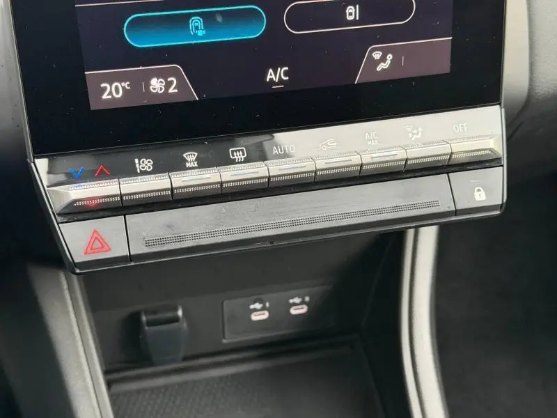 Détail de la console centrale du Renault Captur 2025, boutons de climatisation et ports USB visibles en gros plan.
