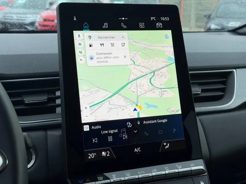 Vue rapprochée de l’écran tactile central du Renault Captur 2025 affichant la navigation Google Maps.