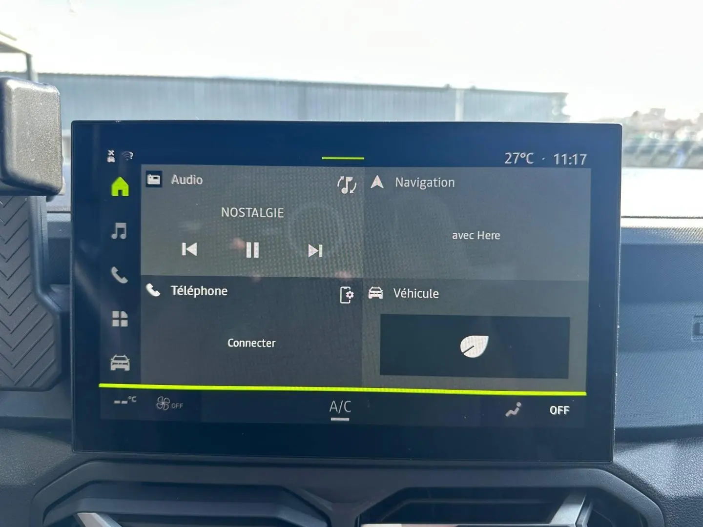 Écran tactile central du tableau de bord du Dacia Duster 2025, affichant les menus audio et navigation.