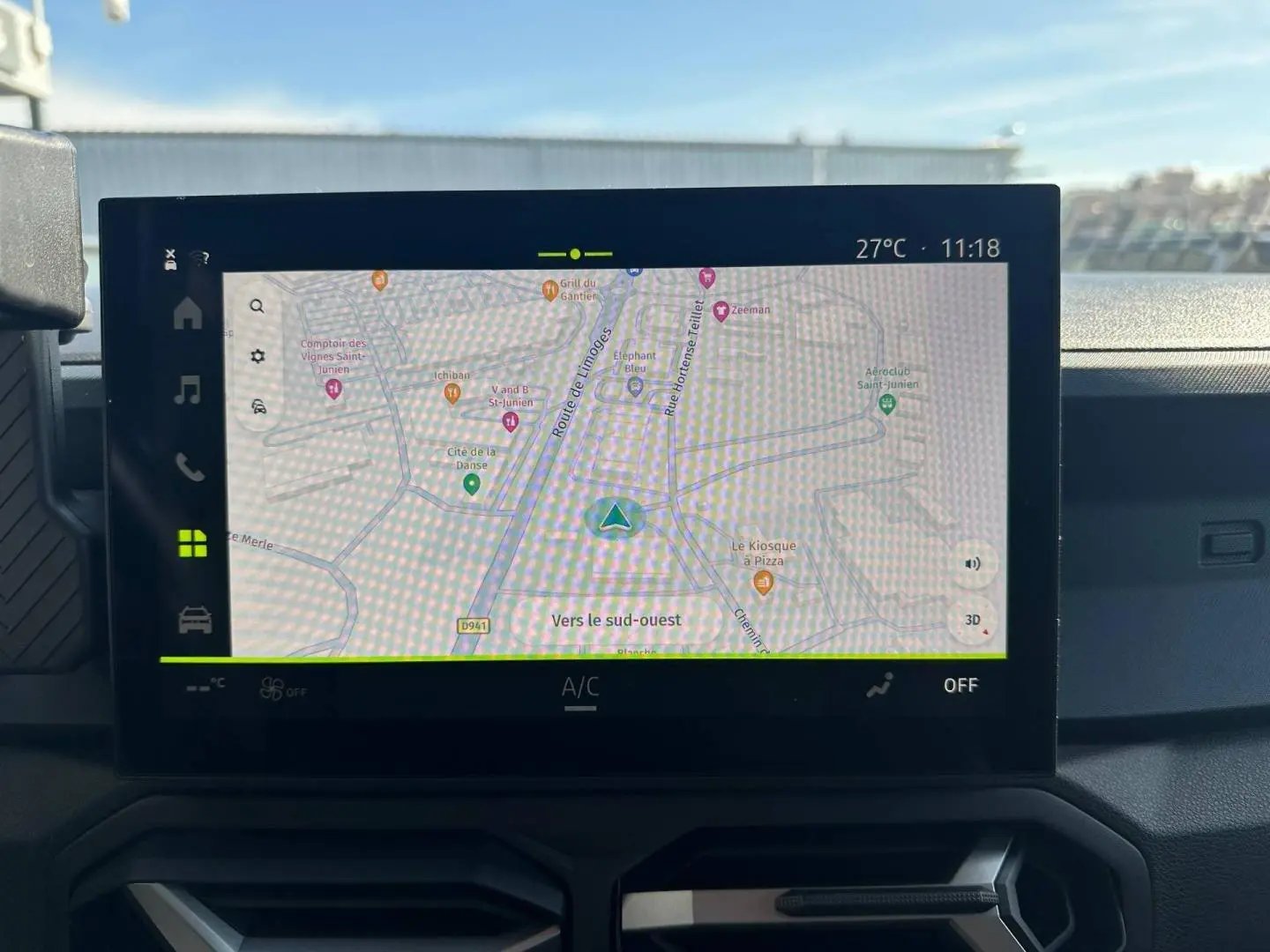 Écran tactile central affichant la navigation GPS dans l'habitacle du Dacia Duster 2025 couleur Sandstone.