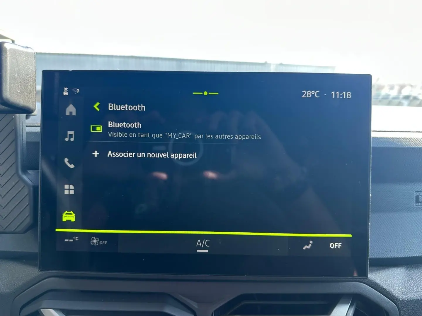 Écran tactile central du Dacia Duster 2025 affichant le menu Bluetooth, intérieur sobre et moderne.