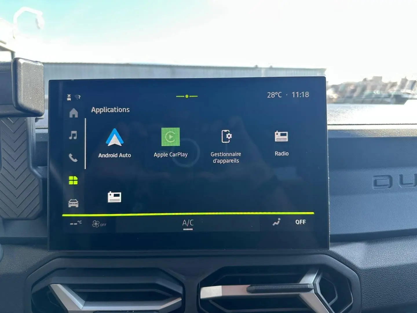 Écran tactile central du tableau de bord du Dacia Duster 2025 avec interface Android Auto et Apple CarPlay.