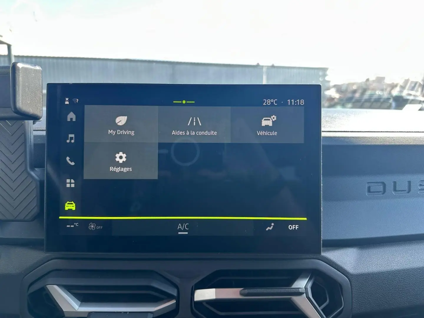 Écran tactile central du tableau de bord du Dacia Duster 2025 avec interface d’aides à la conduite visible.