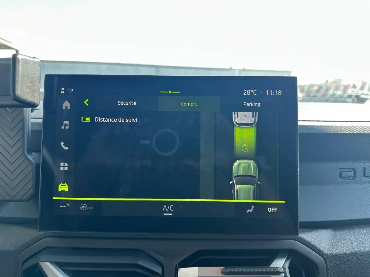 Écran tactile intérieur du Dacia Duster 2025 affichant les réglages de sécurité et confort, vue frontale.