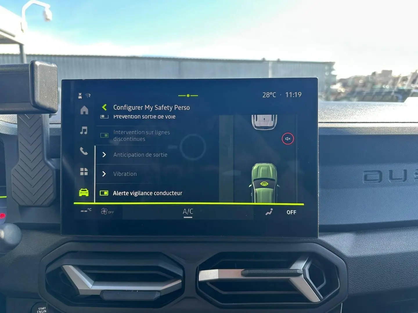Vue intérieure du tableau de bord du Dacia Duster 2025 avec écran tactile affichant les réglages de sécurité.