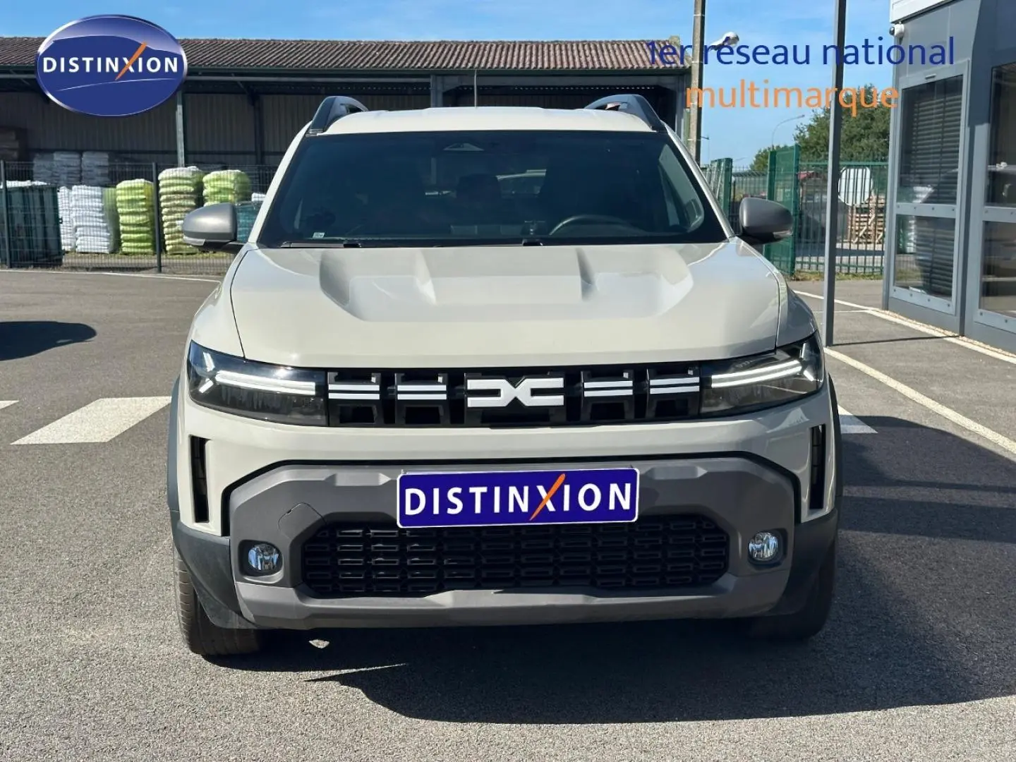 Vue avant d'un Dacia Duster 2025 couleur Sandstone avec calandre distinctive et phares LED fins.