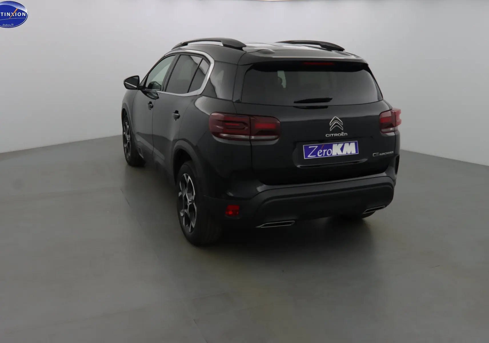Vue 3/4 arrière droite d'un Citroën C5 Aircross noir métal avec feux arrière LED et jantes bi-ton.