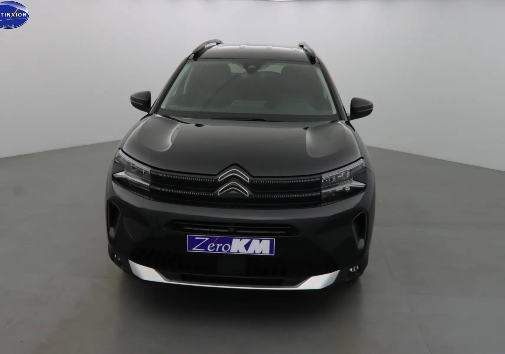 Vue frontale d'un Citroën C5 Aircross noir métal 2022 avec calandre distinctive et phares LED intégrés.