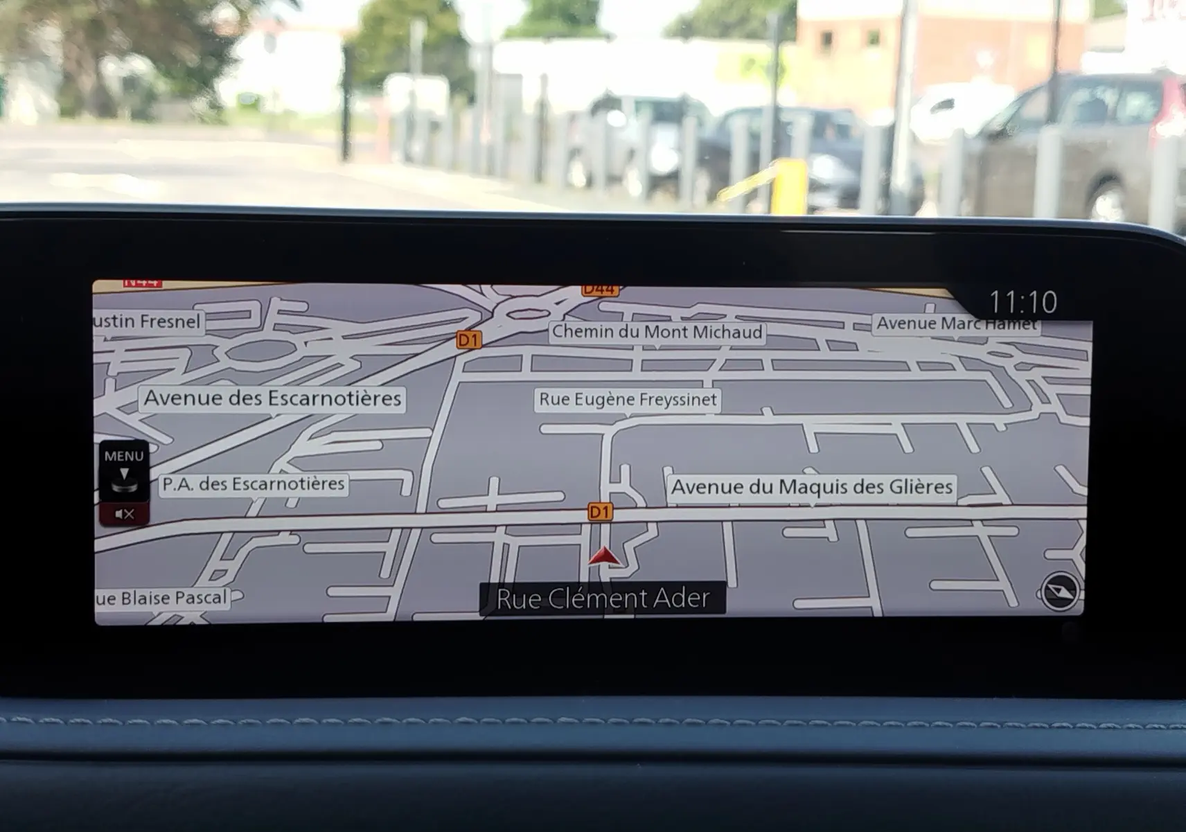 Écran GPS du Mazda CX-30 2020 en vue intérieure, affichant une carte détaillée des rues environnantes.
