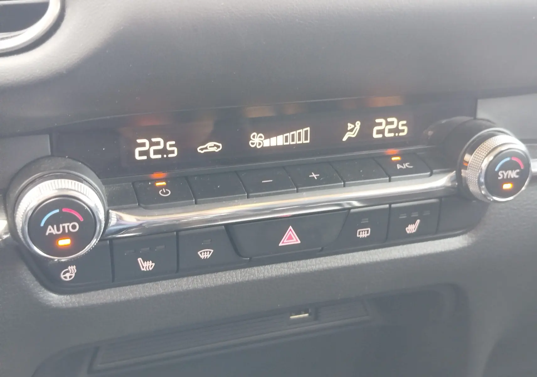 Panneau de commande de climatisation du Mazda CX-30 noir 2020 avec affichage digital et réglages chauffants activés.