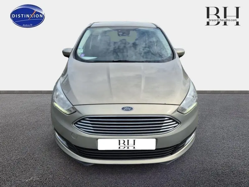 Vue frontale d'une Ford C-MAX 2018 en brun Fashion Caribou avec calandre chromée et phares allumés.
