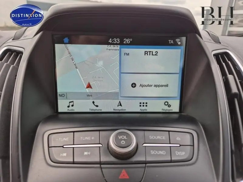 Écran tactile central du Ford C-MAX 2018 affichant la navigation et la radio RTL2, avec commandes audio intégrées.