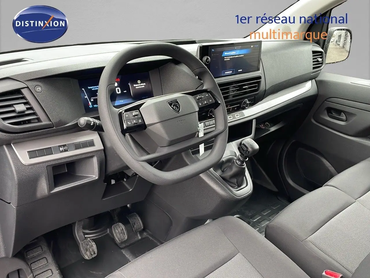 Intérieur du Peugeot Expert Fourgon 2025 vu côté conducteur, tableau de bord noir avec volant multifonction et boîte manuelle.