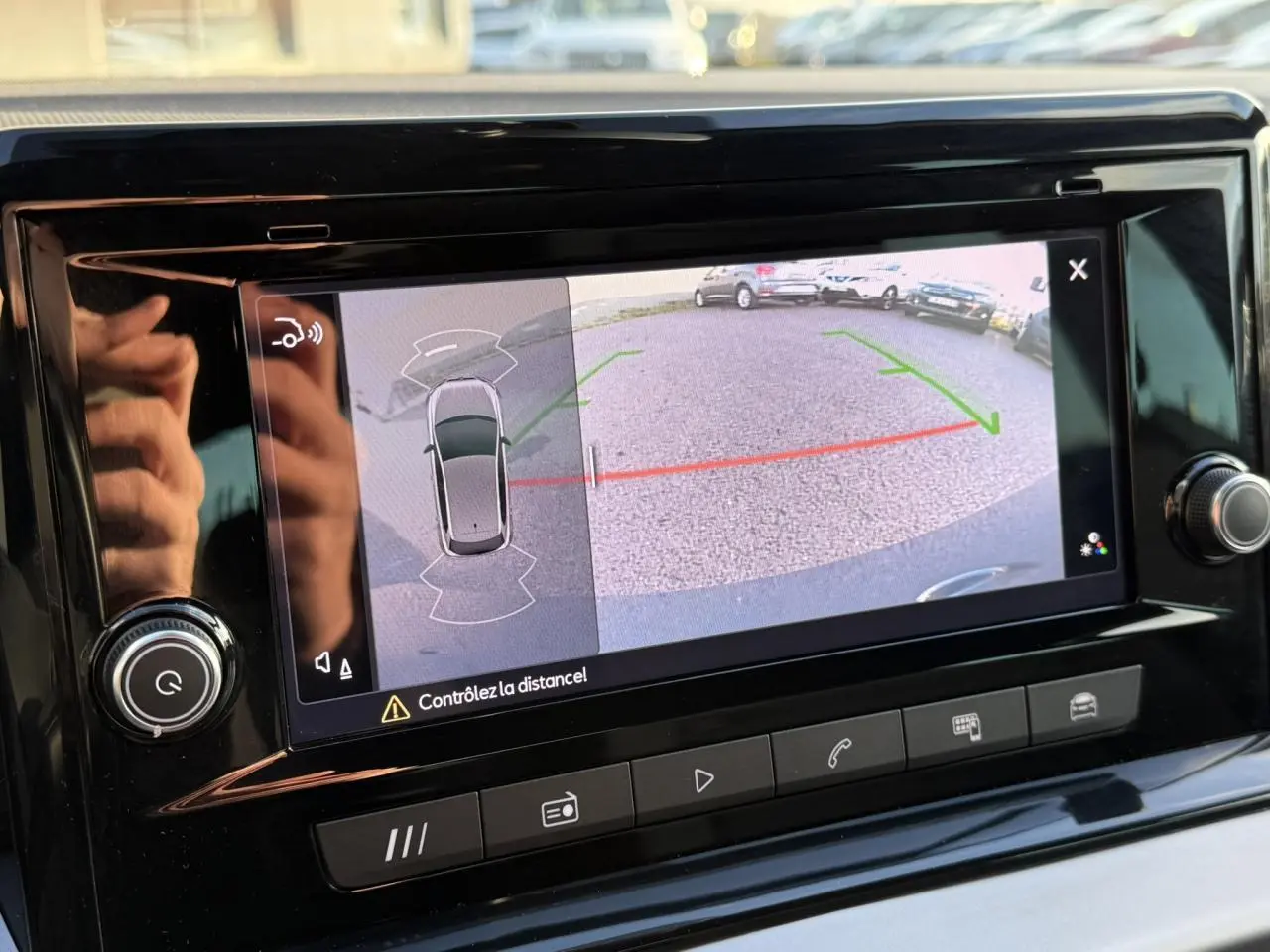 Écran tactile de la SEAT Ibiza TSI 115 Xcellence 2025 montrant la caméra de recul avec aides au stationnement.