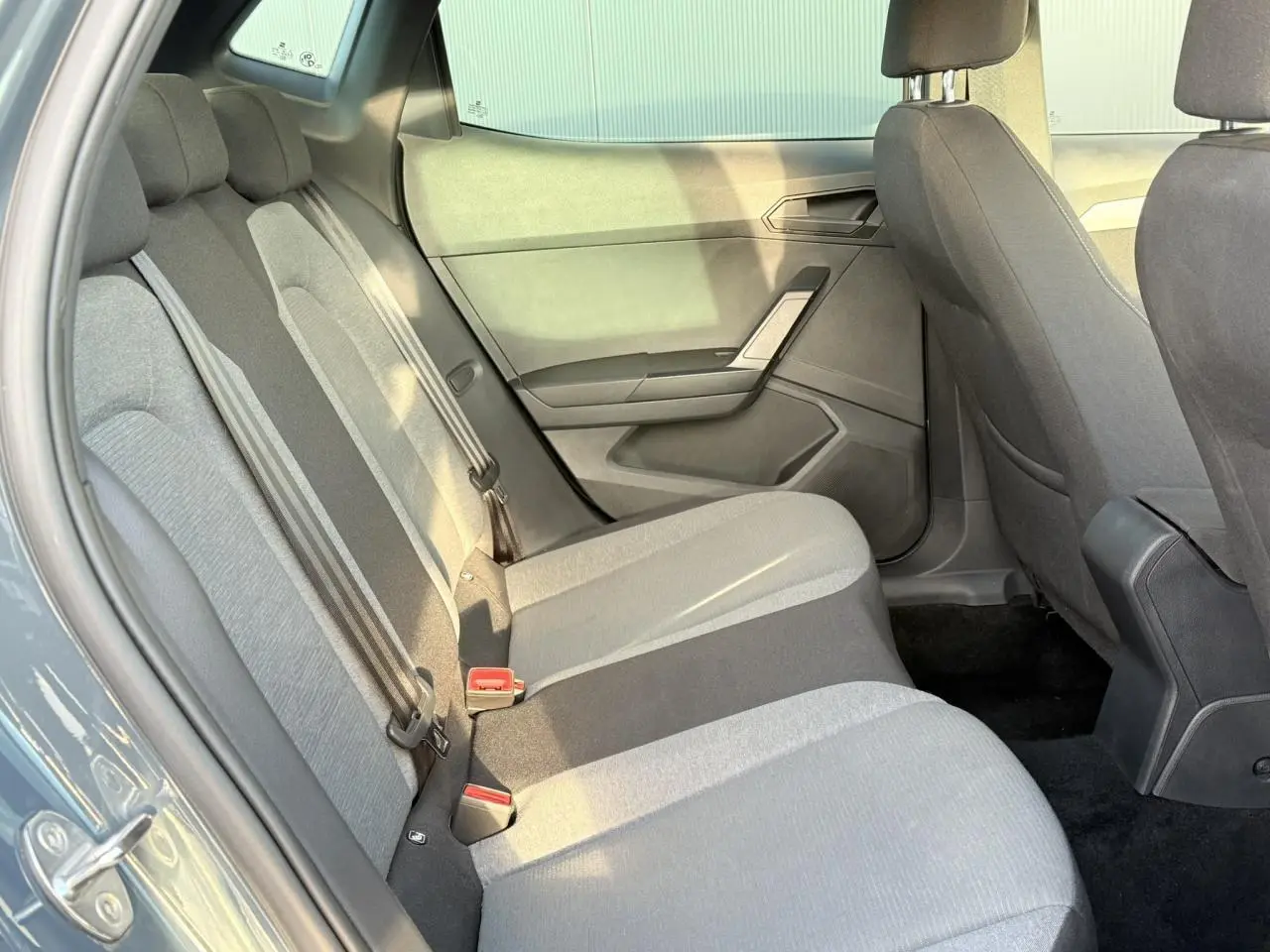 Vue intérieure côté droit des sièges arrière gris clair et foncé de la SEAT Ibiza TSI 115 Xcellence 2025 Bleu Fjord.