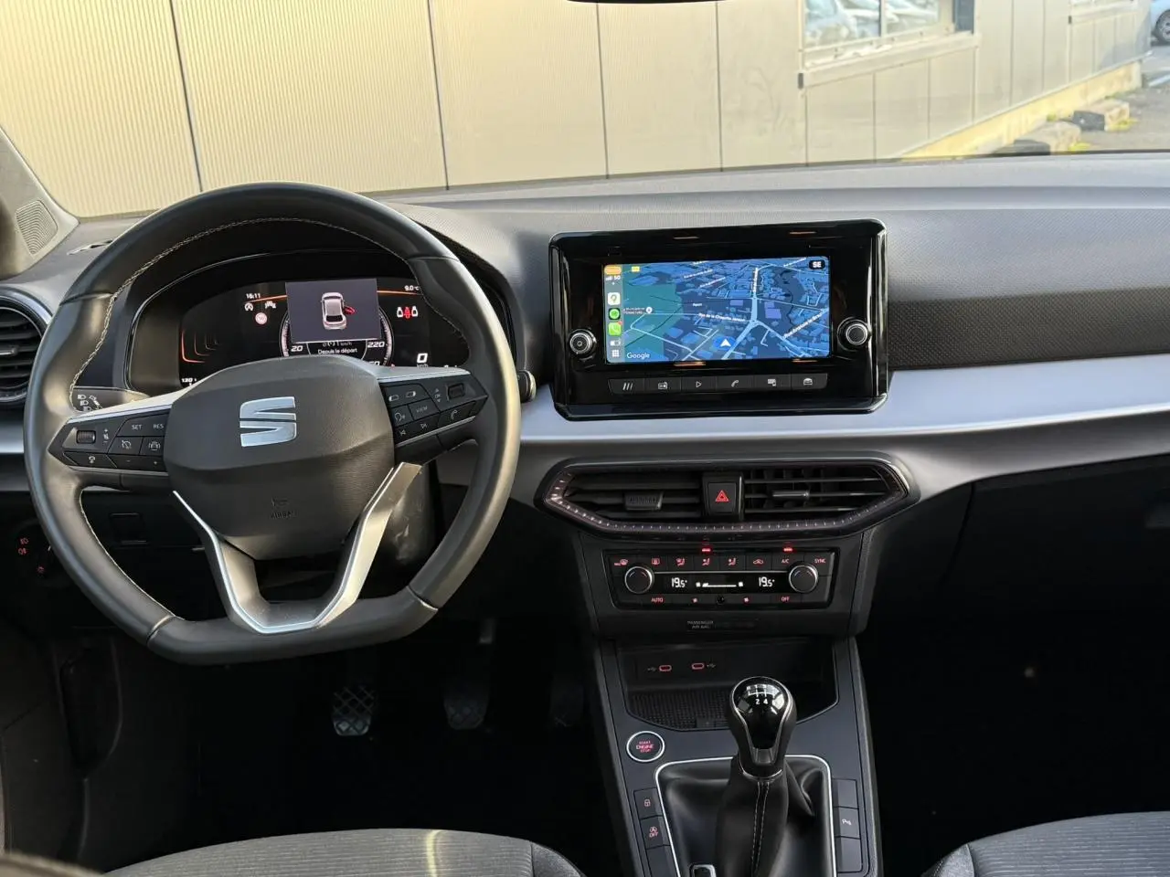 Vue intérieure du poste de conduite SEAT Ibiza TSI 115 Xcellence 2025, volant cuir multifonction et écran tactile central.