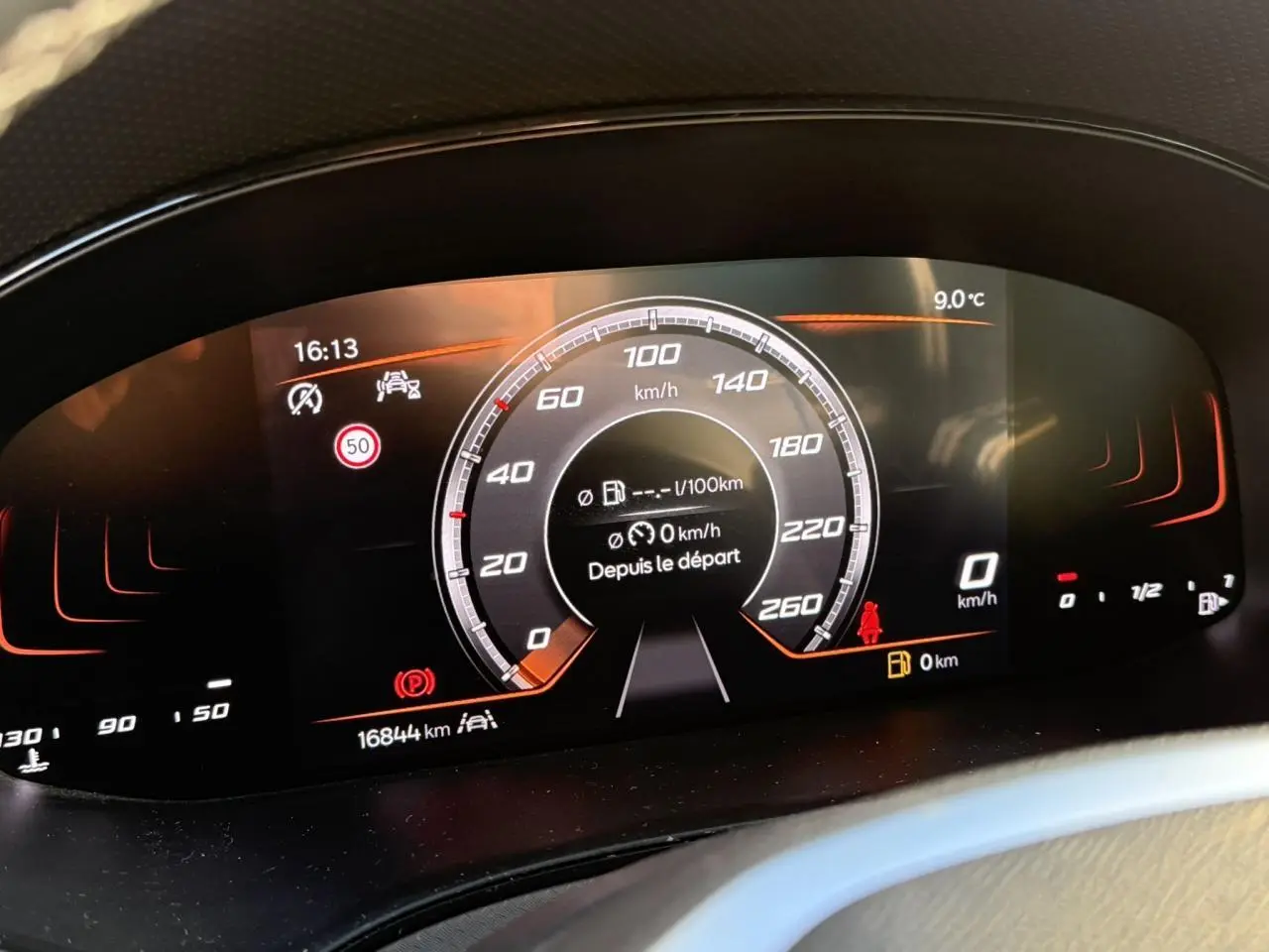 Tableau de bord numérique du SEAT Ibiza TSI 115 Xcellence 2025, affichage vitesse et alertes en vue frontale rapprochée.