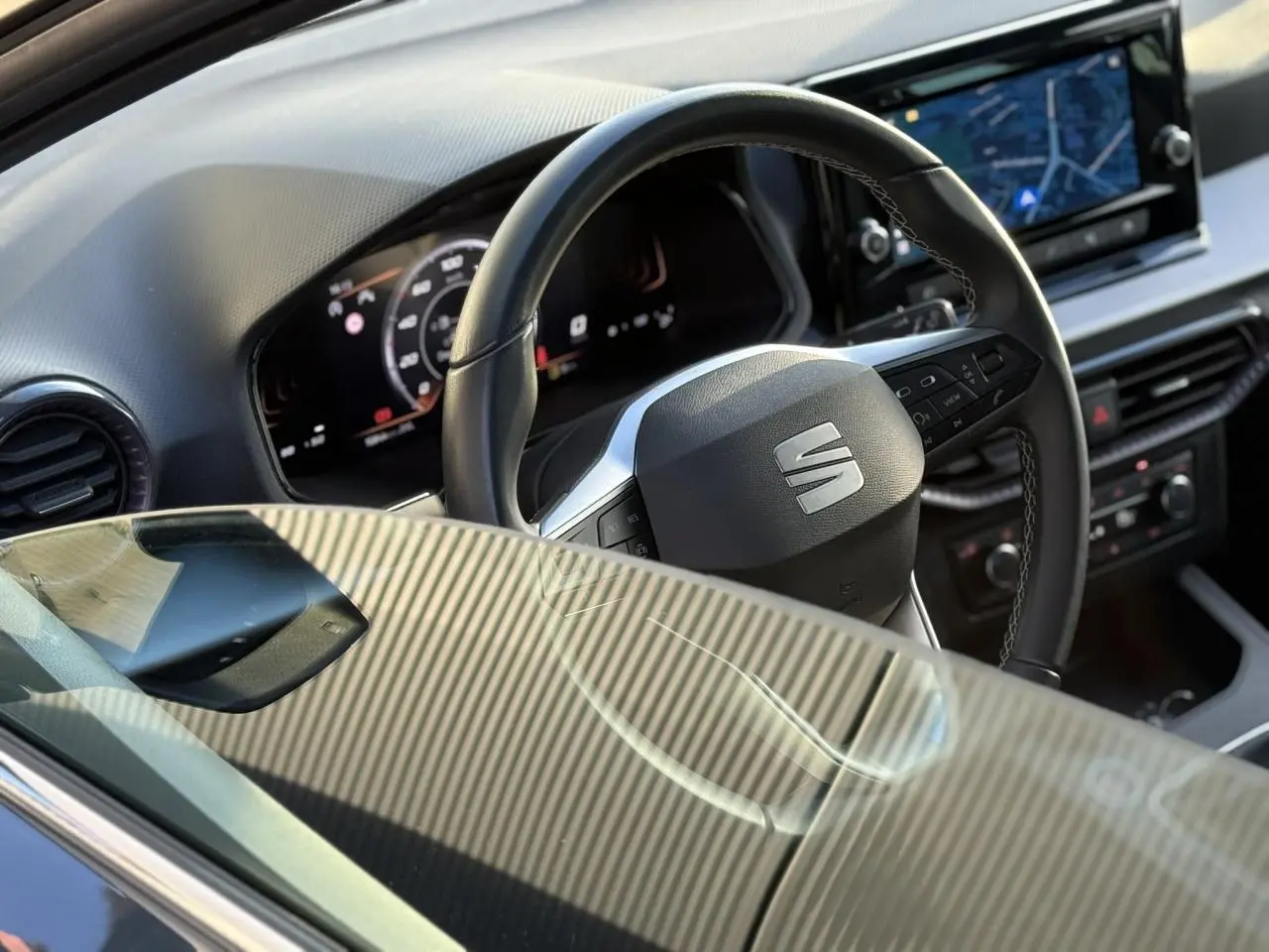 Intérieur de la SEAT Ibiza TSI 115 Xcellence 2025 vu côté conducteur, volant cuir multifonction et tableau de bord digital.