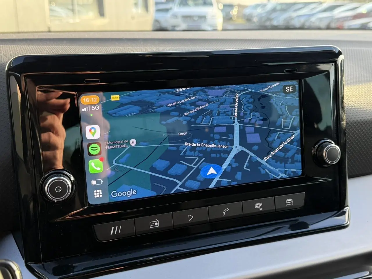 Écran tactile central du tableau de bord de la SEAT IBIZA 2025 affichant une carte de navigation Google Maps.