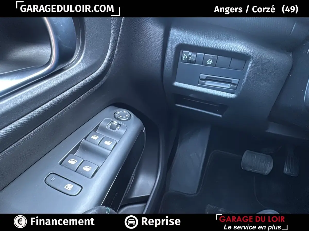 Vue intérieure côté gauche montrant les commandes des vitres et les pédales d'un Citroën C5 Aircross noir 2025.