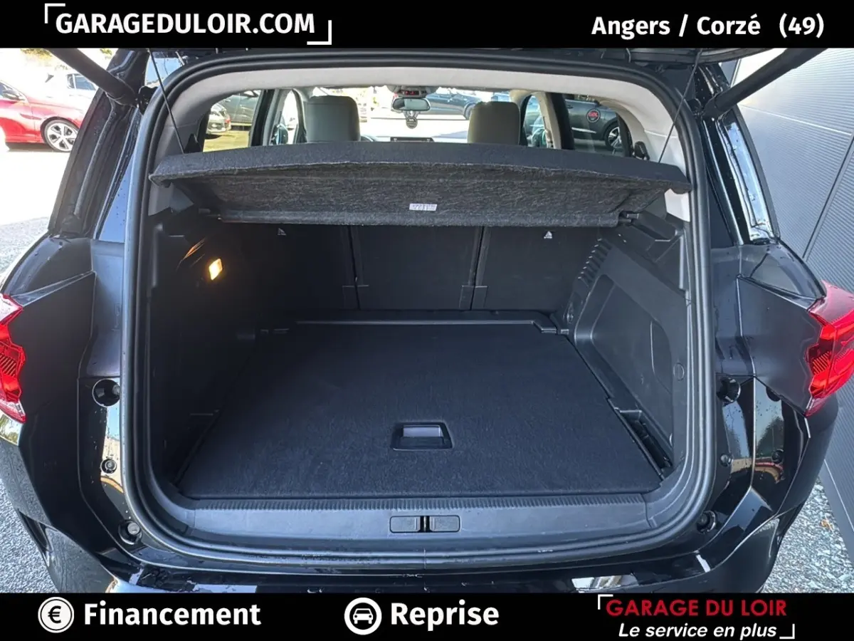 Coffre ouvert d’un Citroën C5 Aircross noir 2025, vue arrière, montrant un espace de chargement spacieux et propre.