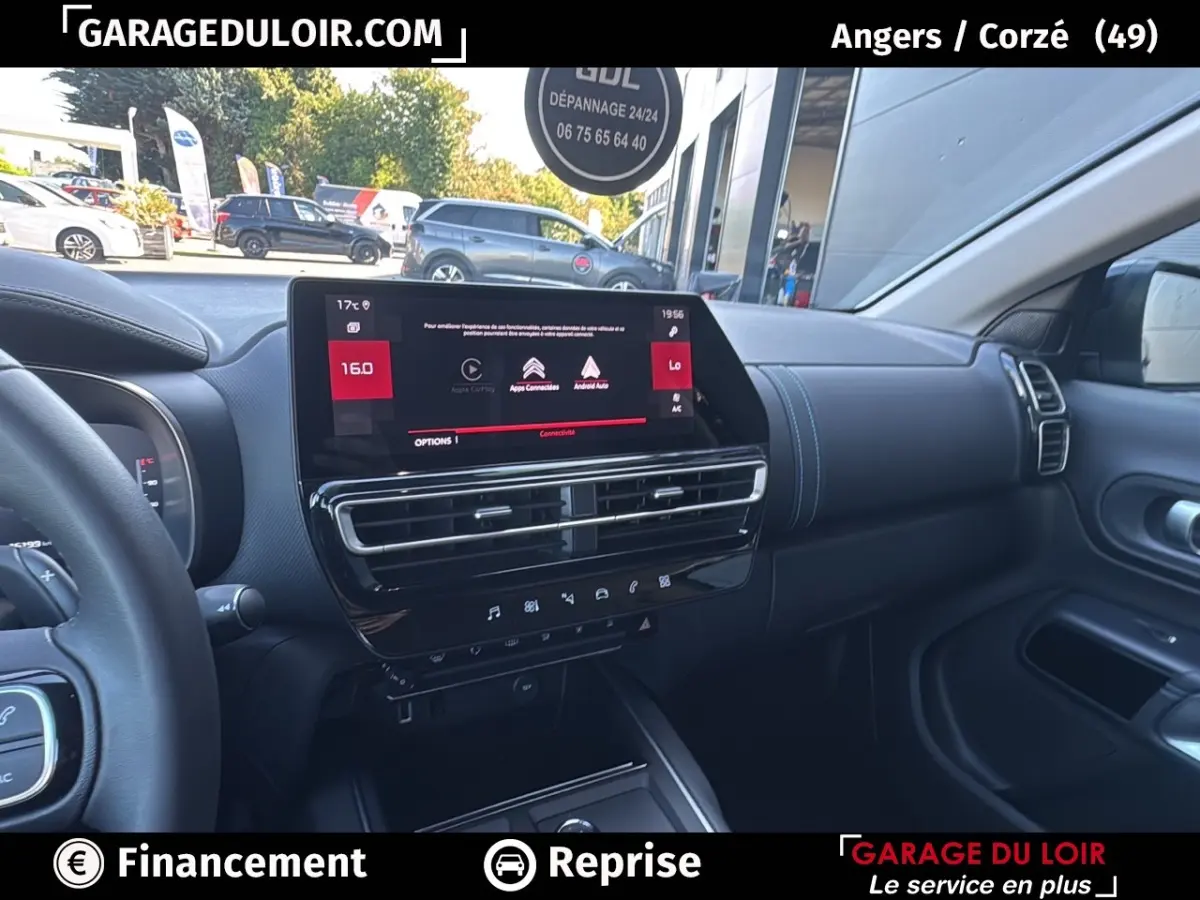 Tableau de bord noir du Citroën C5 Aircross 2025 avec écran tactile central et volant cuir visible côté gauche.