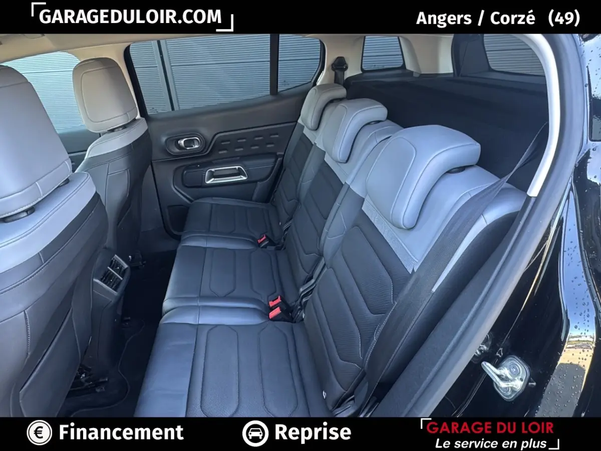 Vue intérieure côté droit sur les sièges arrière en cuir gris du Citroën C5 Aircross noir 2025 avec porte ouverte.