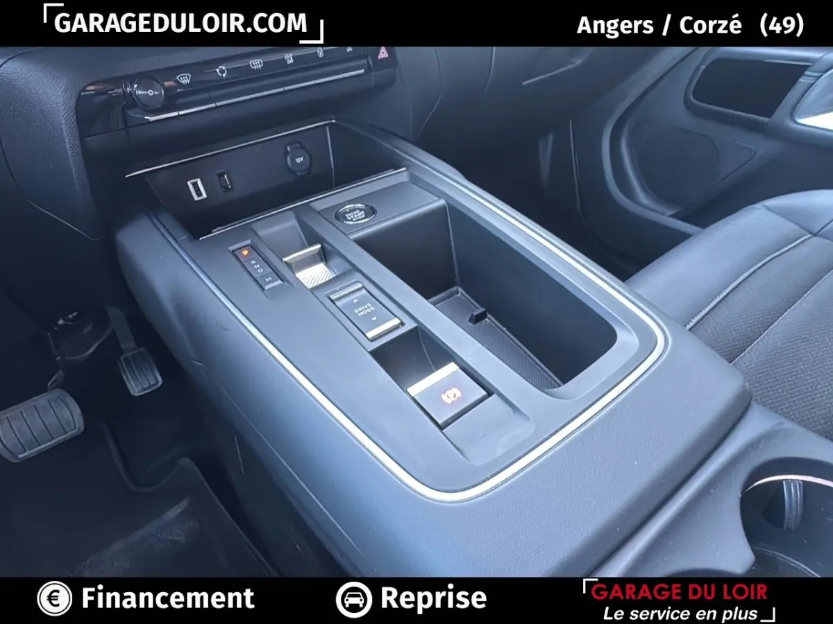 Vue rapprochée de la console centrale noire du Citroën C5 Aircross 2025 avec commandes de boîte auto et rangement intégré.