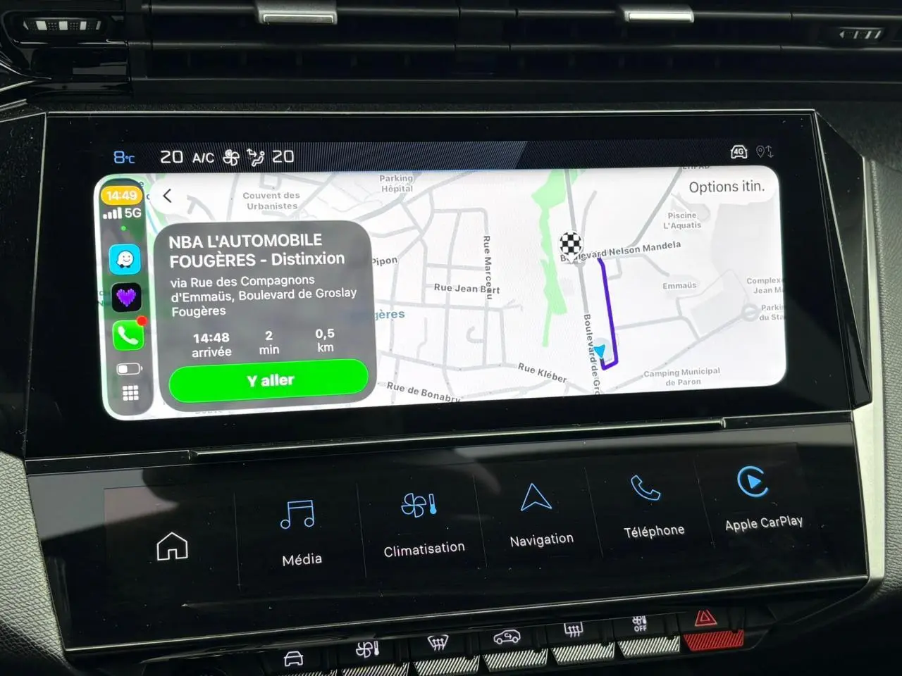 Vue rapprochée de l’écran tactile central du Peugeot 308 SW Hybrid 2025 affichant la navigation Apple Car Play.