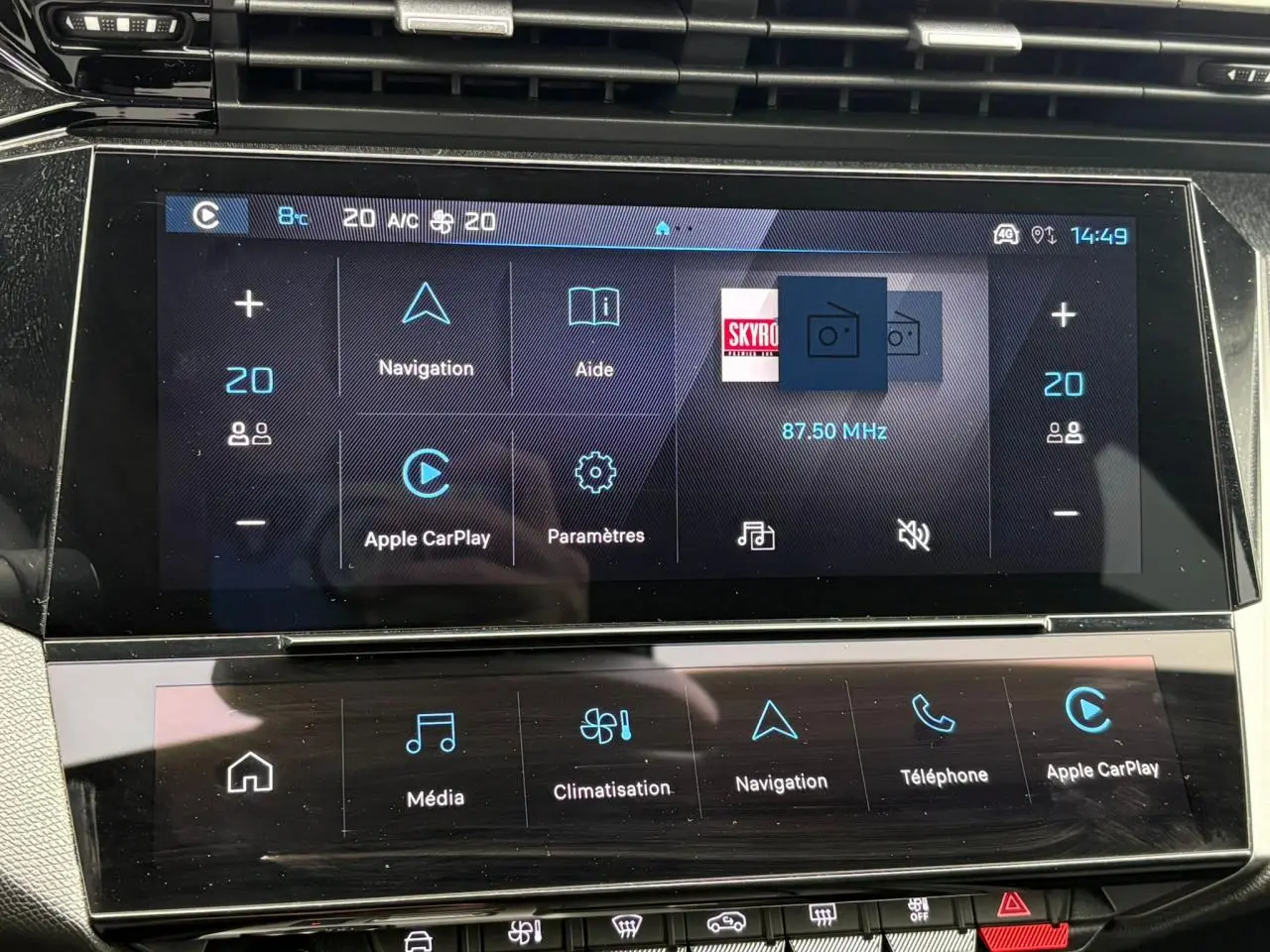 Vue rapprochée de l'écran tactile central du Peugeot 308 SW Hybrid 2025 avec interface Apple CarPlay et navigation affichée.