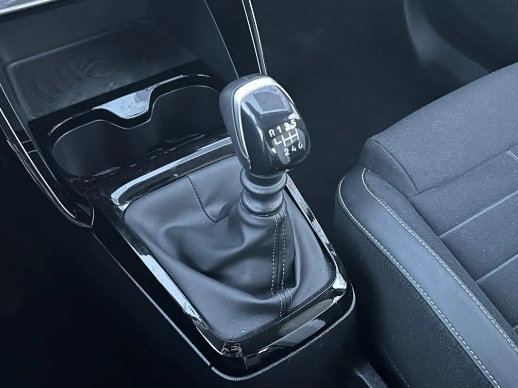 Gros plan sur le levier de vitesse manuel noir et la console centrale de la Citroën C3 Turbo 100 ch, intérieur tissu noir.