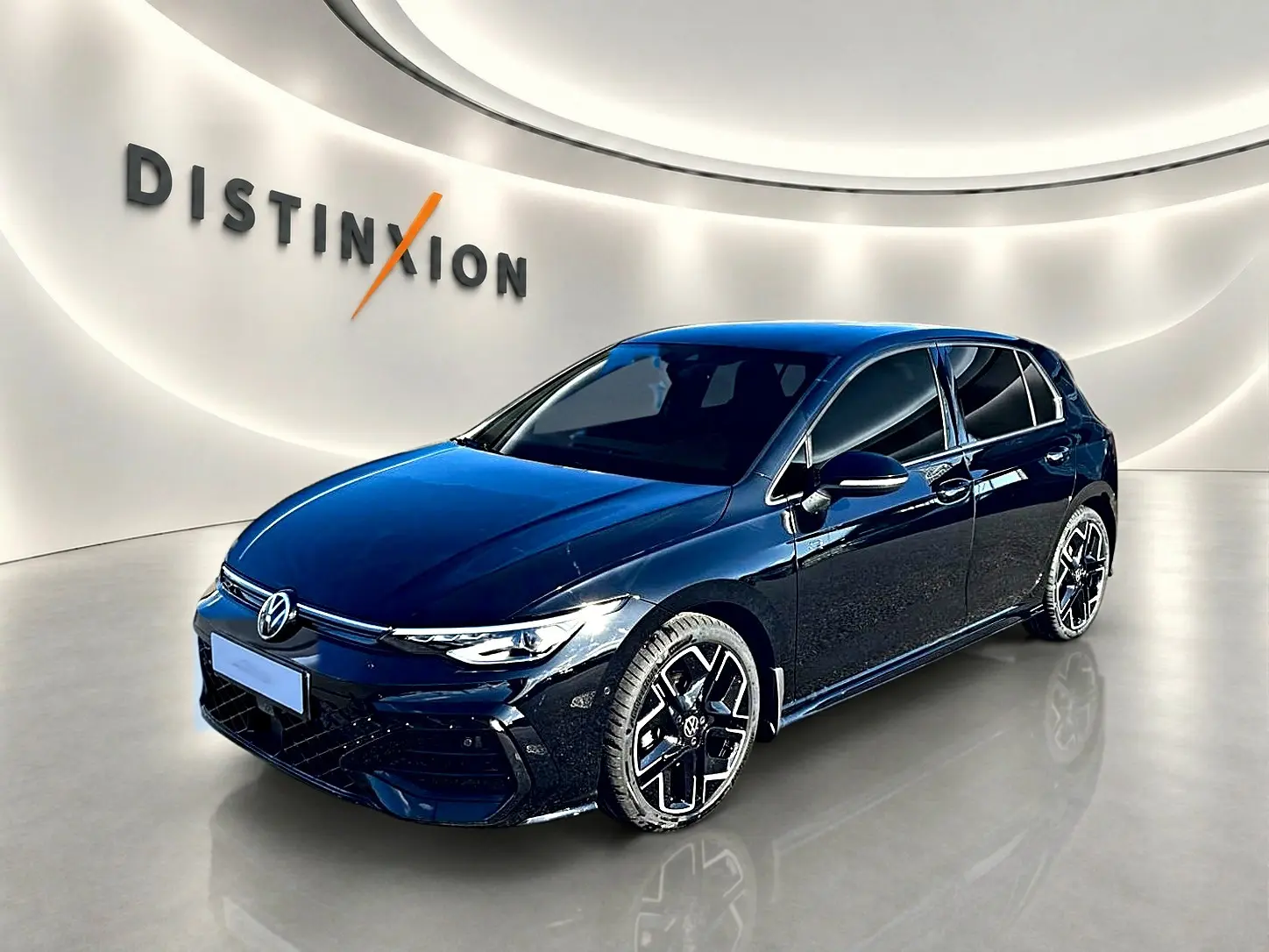 Volkswagen Golf 1.5 ETSI Evo2 noir vue 3/4 avant droit dans un showroom lumineux avec logo Distinxion.