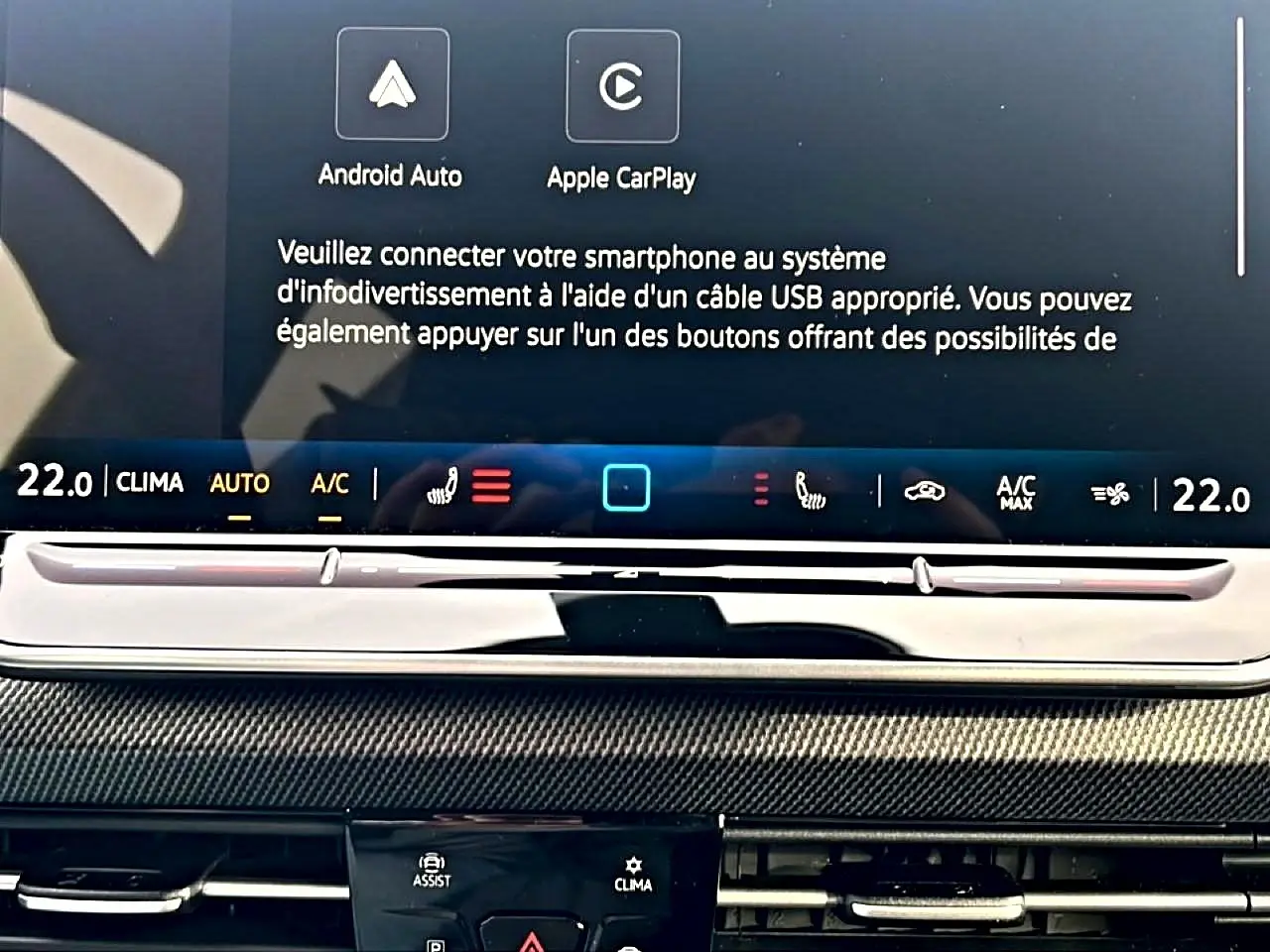 Écran tactile central avec interface Android Auto et Apple CarPlay dans Volkswagen Golf noir 2026, vue intérieure rapprochée.