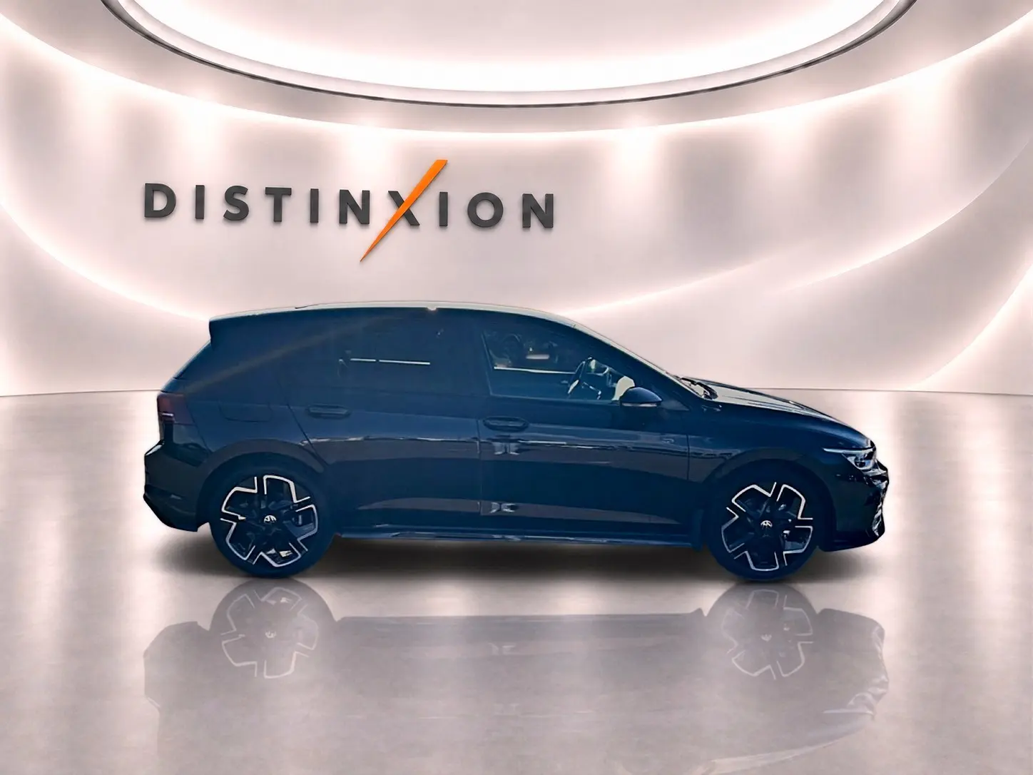 Profil droit d'une Volkswagen Golf noire 2026 R-Line avec jantes noires et décorations sportives, en studio lumineux.