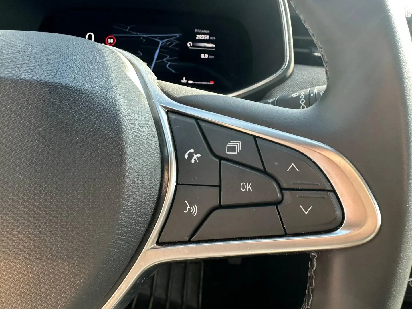 Gros plan sur les commandes multifonctions côté droit du volant de la Renault Clio 1.0 Eco-G 2025, finition Techno.
