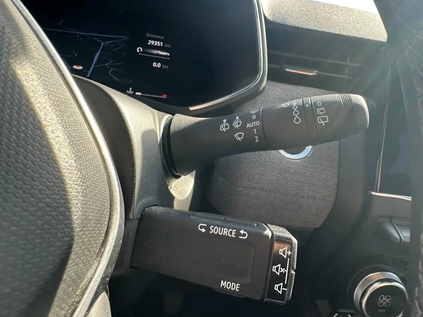 Détail intérieur montrant la commande multifonction et le combiné d'instruments de la Renault Clio 1.0 Eco-G 2025.