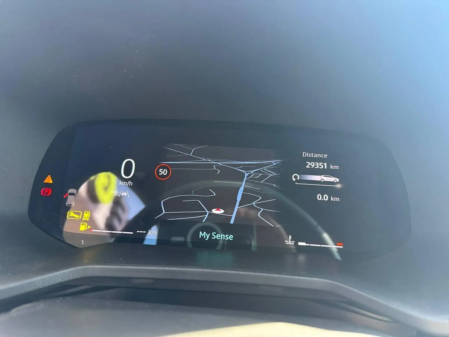 Vue rapprochée du tableau de bord numérique de la Renault Clio 1.0 Eco-G 100ch Techno 2025 affichant la navigation et l'odomètre.