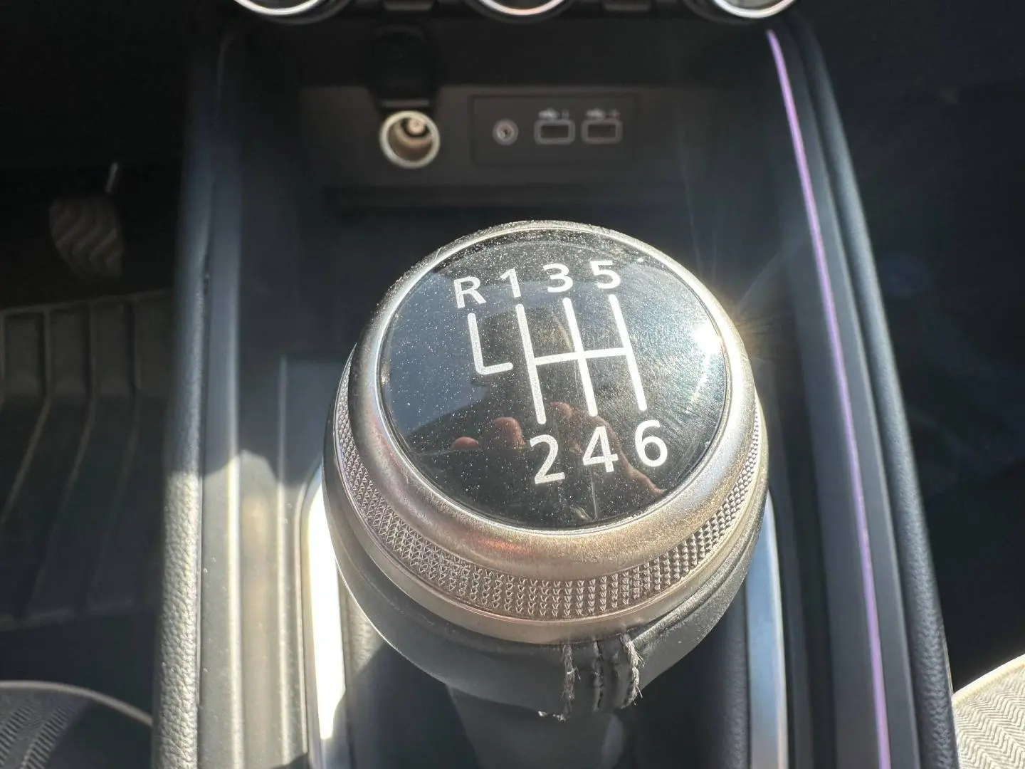 Gros plan sur le levier de vitesses manuel de la Renault Clio 1.0 Eco-G 100ch Techno, intérieur noir avec coutures visibles.