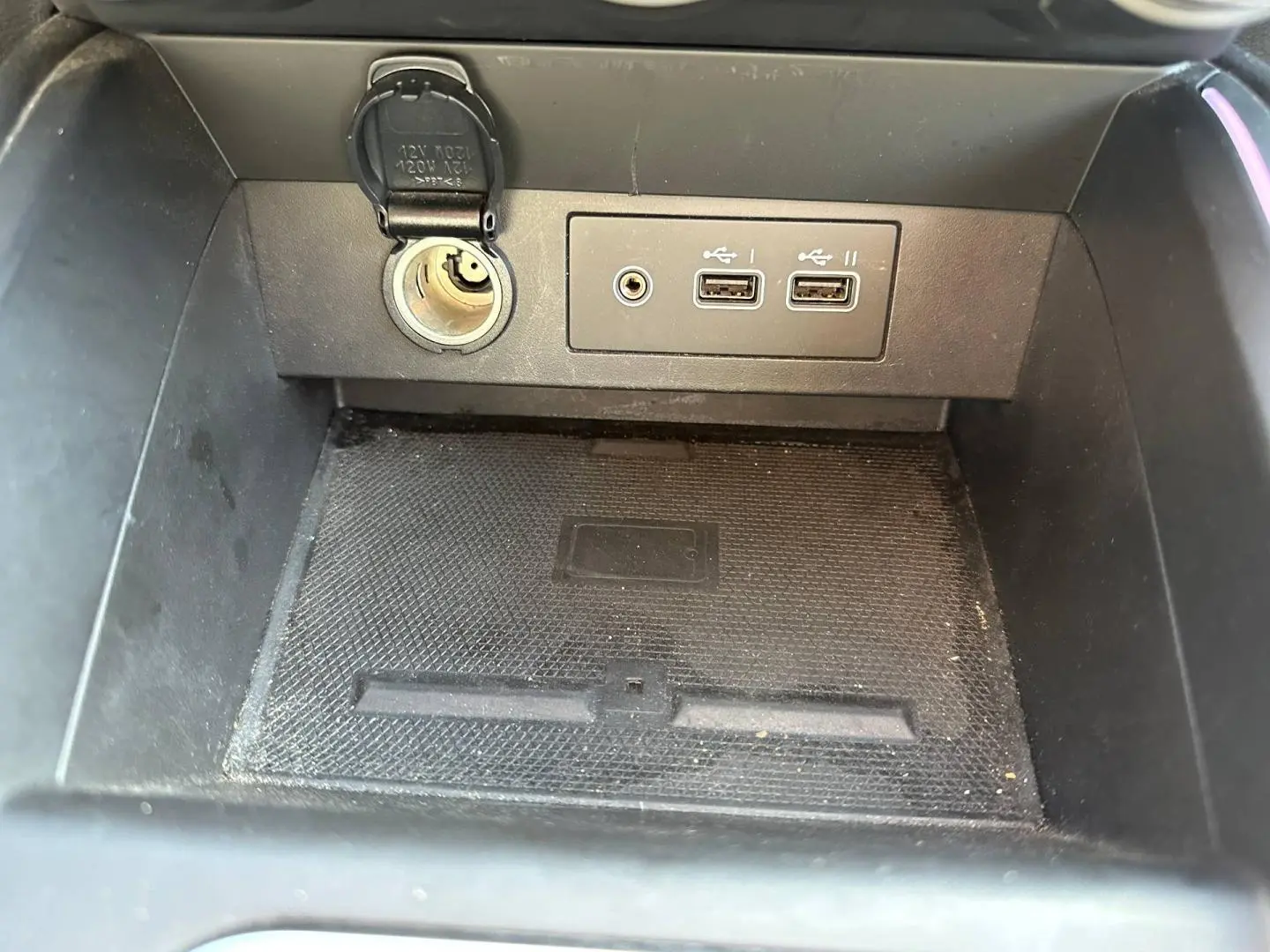 Vue rapprochée de la console centrale de la Renault Clio 1.0 Eco-G 100ch Techno 2025 avec prises USB et prise 12V.