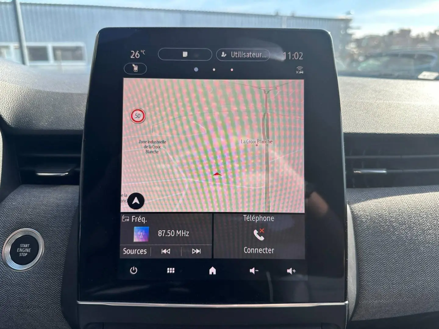 Vue rapprochée de l'écran tactile central du tableau de bord de la Renault Clio 1.0 Eco-G 2025 avec navigation affichée.