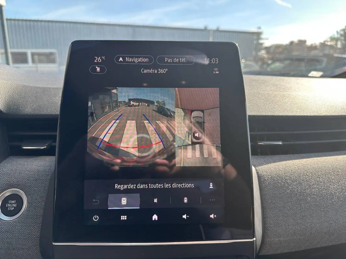 Écran tactile intérieur de la Renault Clio 2025 affichant la caméra 360°, vue avant du tableau de bord.