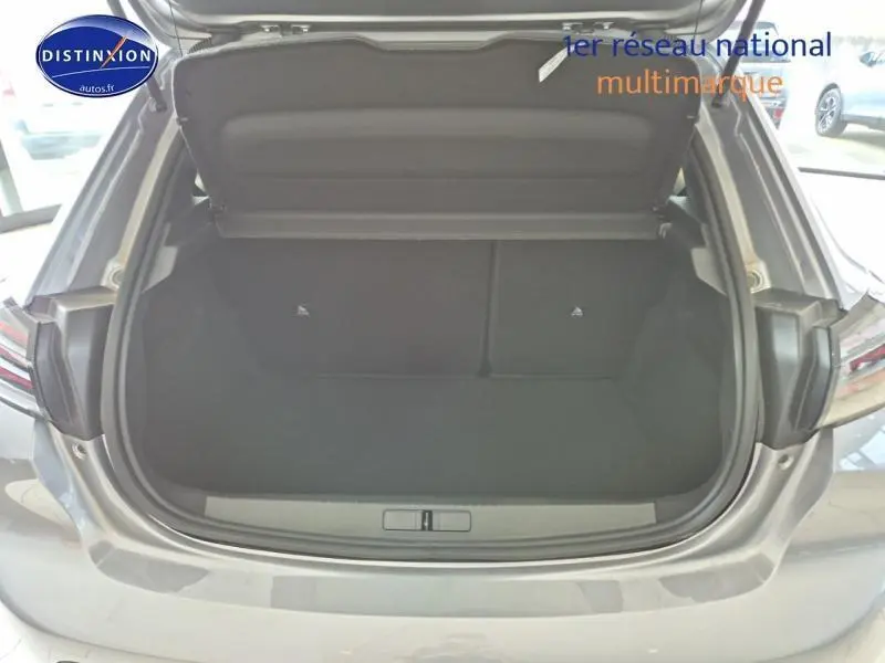 Coffre ouvert vu de l'arrière d'une Peugeot 208 gris Artense, montrant l'espace de chargement vide.