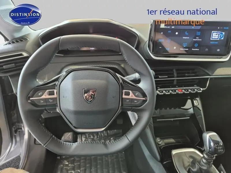 Vue frontale du volant cuir noir Peugeot 208 1.2 100ch avec tableau de bord et écran tactile couleur visible